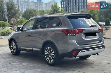 Внедорожник / Кроссовер Mitsubishi Outlander 2019 в 