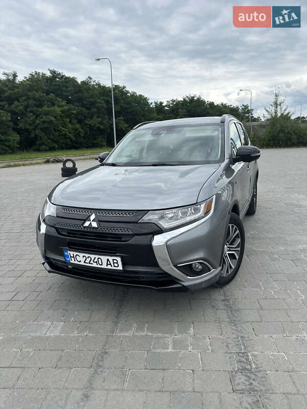 Внедорожник / Кроссовер Mitsubishi Outlander 2017 в 
