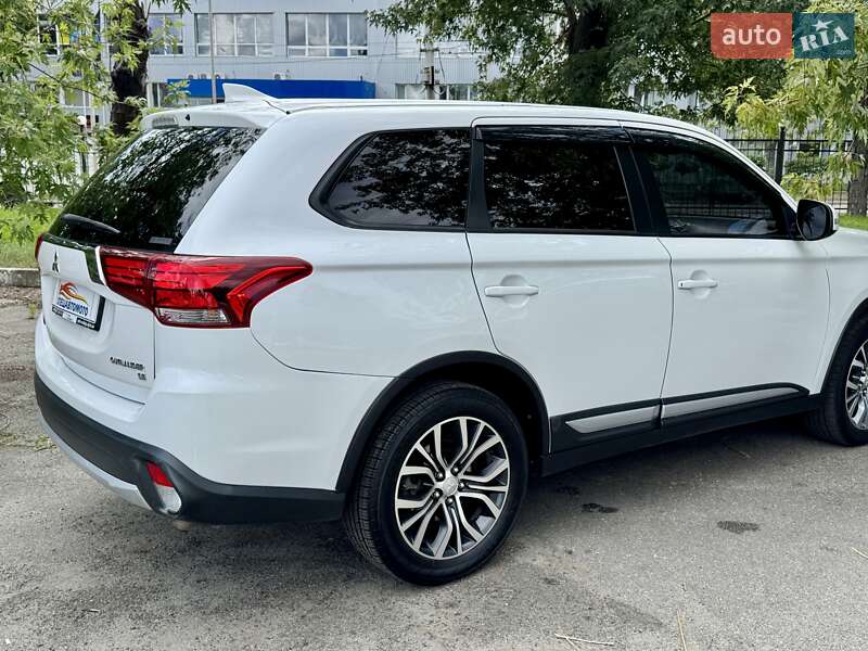 Внедорожник / Кроссовер Mitsubishi Outlander 2017 в Киеве