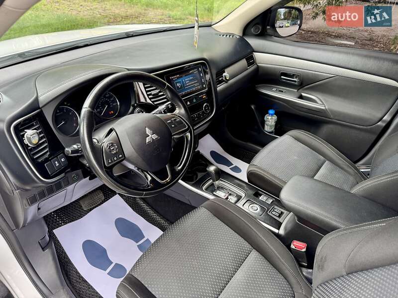 Внедорожник / Кроссовер Mitsubishi Outlander 2017 в Киеве
