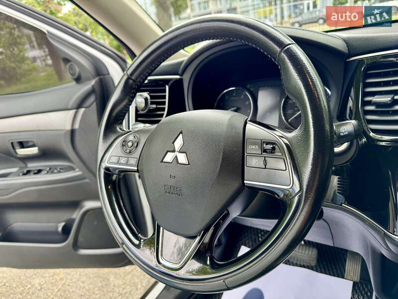 Внедорожник / Кроссовер Mitsubishi Outlander 2017 в Киеве