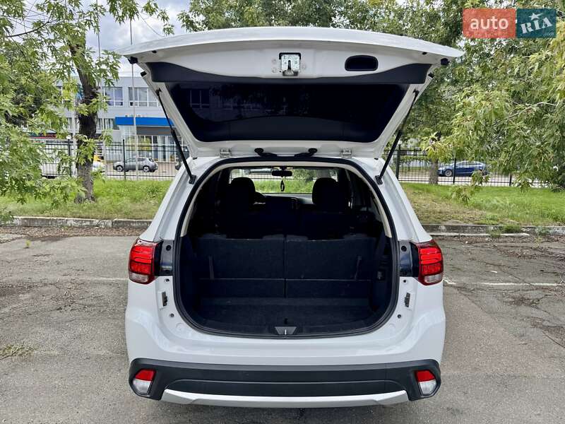 Внедорожник / Кроссовер Mitsubishi Outlander 2017 в Киеве