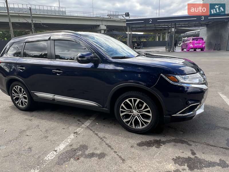 Внедорожник / Кроссовер Mitsubishi Outlander 2016 в Броварах