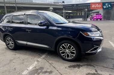 Внедорожник / Кроссовер Mitsubishi Outlander 2016 в 