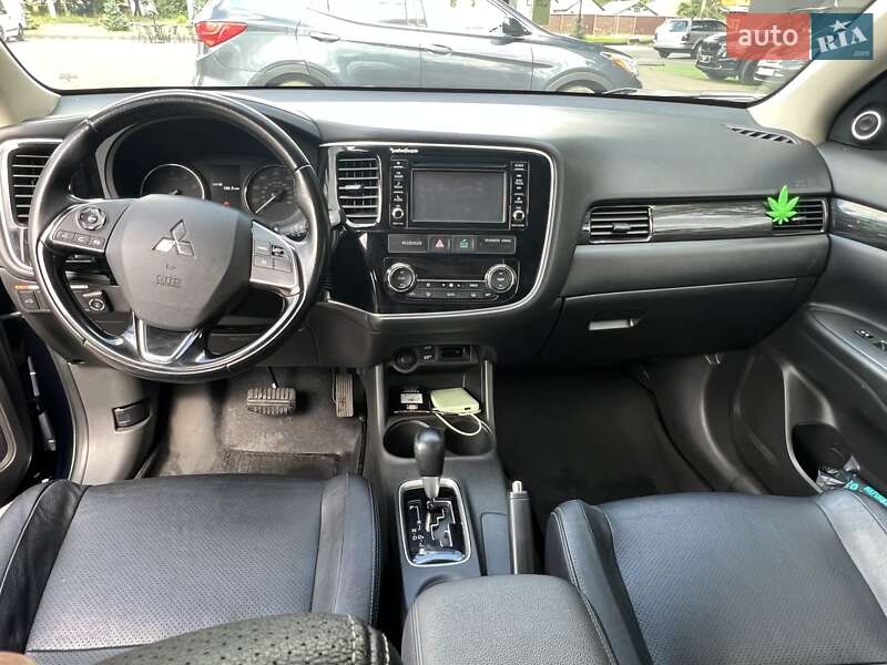 Внедорожник / Кроссовер Mitsubishi Outlander 2016 в Броварах