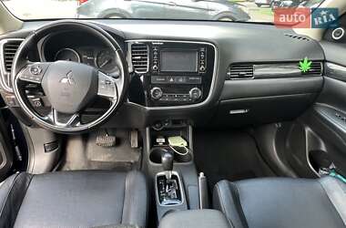 Внедорожник / Кроссовер Mitsubishi Outlander 2016 в 