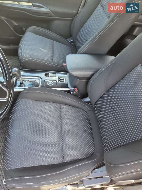 Позашляховик / Кросовер Mitsubishi Outlander 2017 в Запоріжжі