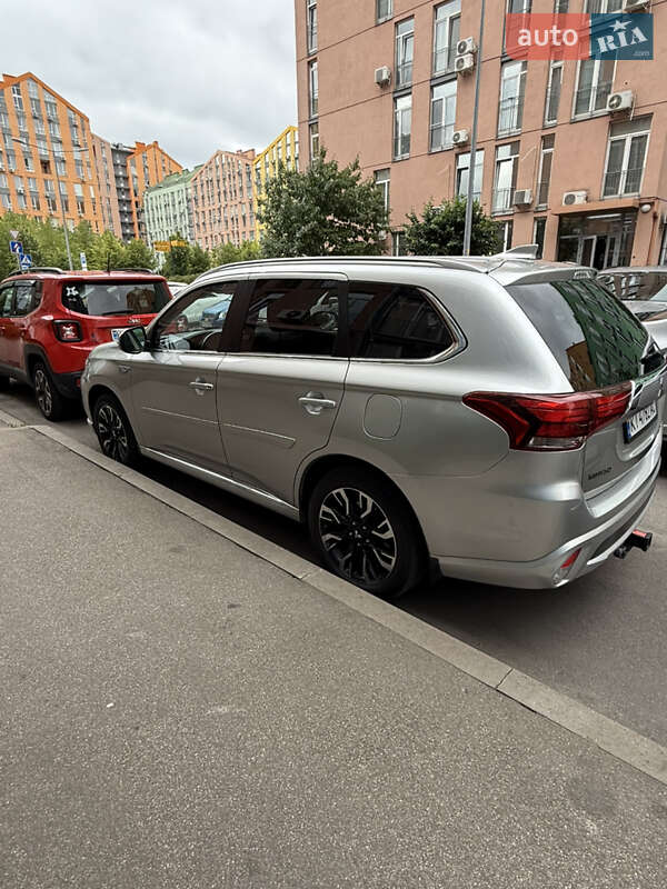 Позашляховик / Кросовер Mitsubishi Outlander 2018 в Києві