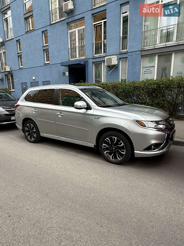 Позашляховик / Кросовер Mitsubishi Outlander 2018 в Києві