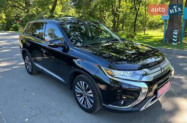 Внедорожник / Кроссовер Mitsubishi Outlander 2019 в Киеве