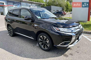 Внедорожник / Кроссовер Mitsubishi Outlander 2017 в 