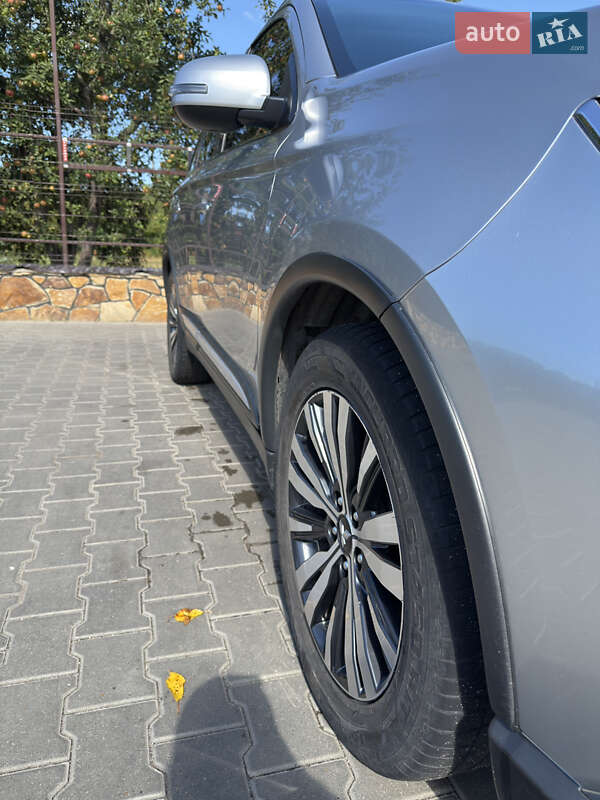 Внедорожник / Кроссовер Mitsubishi Outlander 2019 в Каменец-Подольском