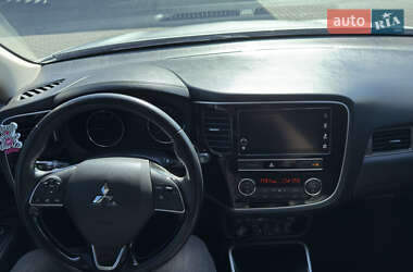 Внедорожник / Кроссовер Mitsubishi Outlander 2019 в 
