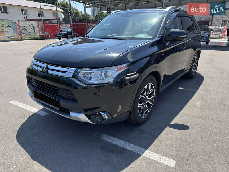 Внедорожник / Кроссовер Mitsubishi Outlander 2015 в 