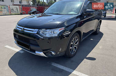 Внедорожник / Кроссовер Mitsubishi Outlander 2015 в 