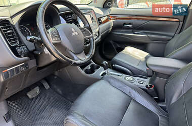 Внедорожник / Кроссовер Mitsubishi Outlander 2015 в 