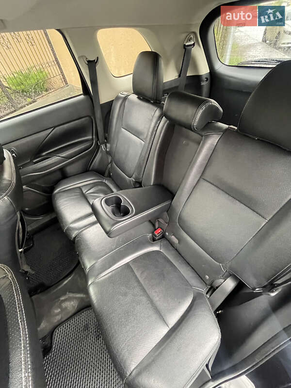 Внедорожник / Кроссовер Mitsubishi Outlander 2015 в Софиевской Борщаговке