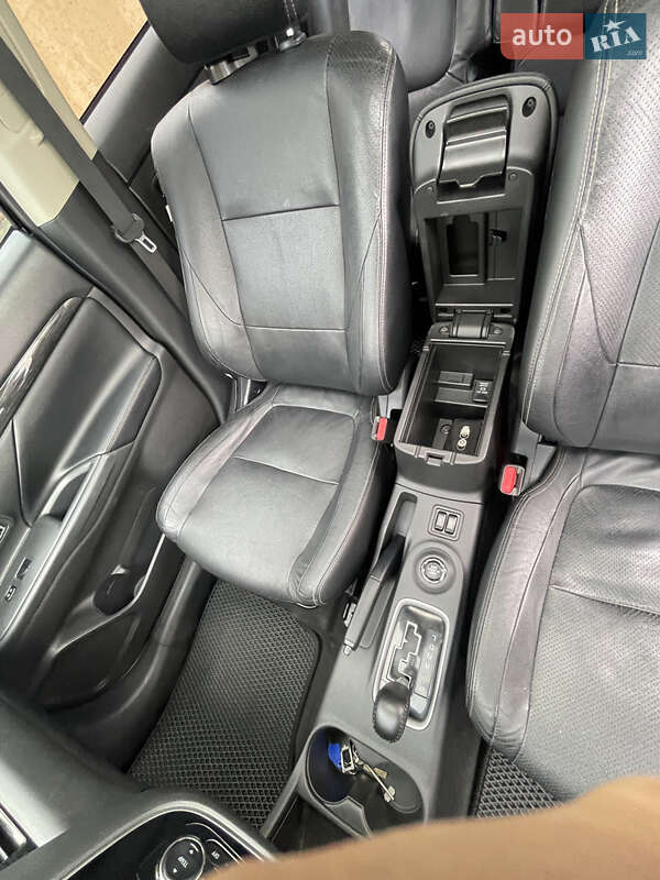 Внедорожник / Кроссовер Mitsubishi Outlander 2015 в Софиевской Борщаговке