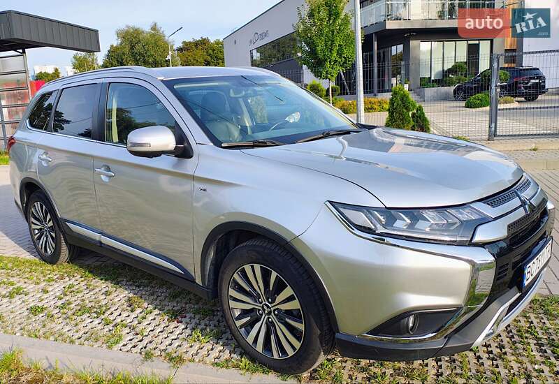 Позашляховик / Кросовер Mitsubishi Outlander 2018 в Львові