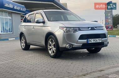 Внедорожник / Кроссовер Mitsubishi Outlander 2014 в 