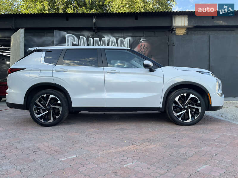 Внедорожник / Кроссовер Mitsubishi Outlander 2022 в Запорожье