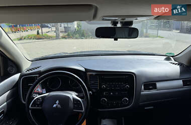 Внедорожник / Кроссовер Mitsubishi Outlander 2013 в 