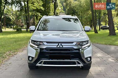 Внедорожник / Кроссовер Mitsubishi Outlander 2021 в 