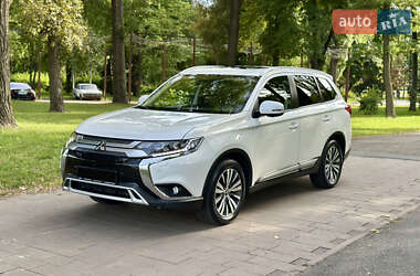 Внедорожник / Кроссовер Mitsubishi Outlander 2021 в 