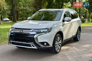 Позашляховик / Кросовер Mitsubishi Outlander 2021 в Києві