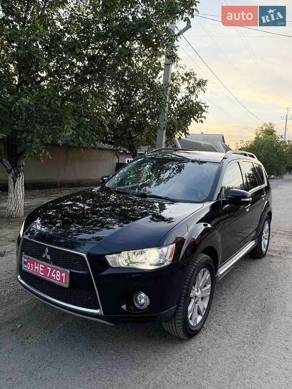 Внедорожник / Кроссовер Mitsubishi Outlander 2011 в 