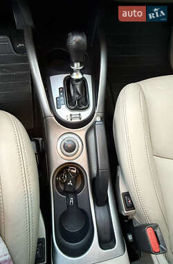 Внедорожник / Кроссовер Mitsubishi Outlander 2011 в 