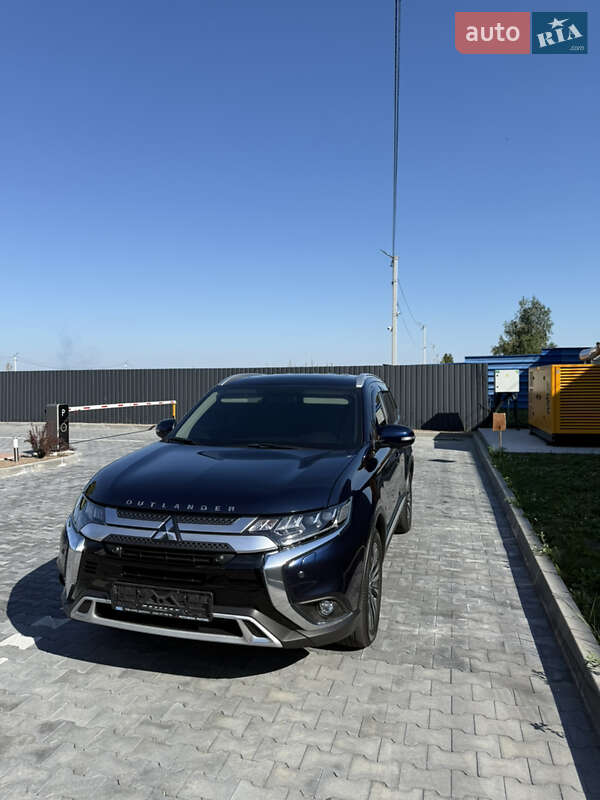 Внедорожник / Кроссовер Mitsubishi Outlander 2021 в 