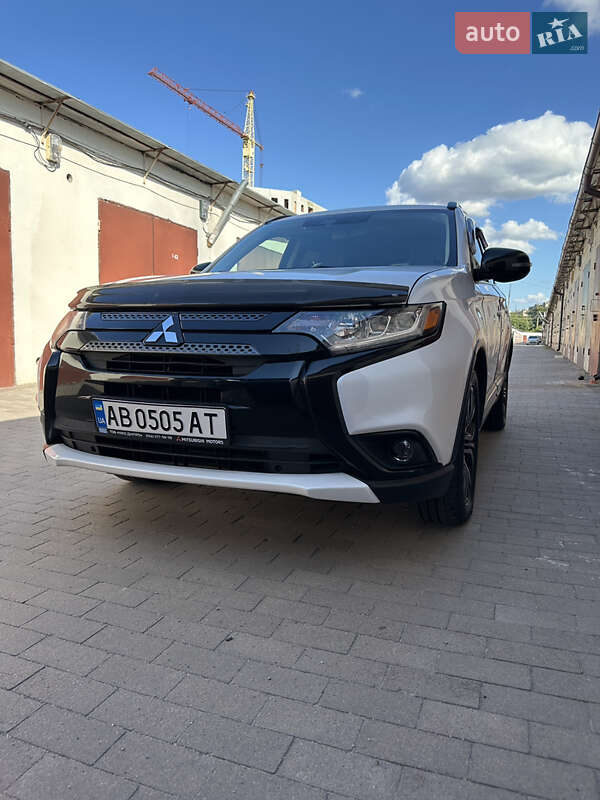 Внедорожник / Кроссовер Mitsubishi Outlander 2017 в 