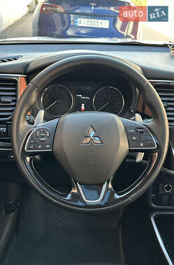 Внедорожник / Кроссовер Mitsubishi Outlander 2017 в 