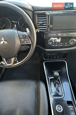 Внедорожник / Кроссовер Mitsubishi Outlander 2017 в 