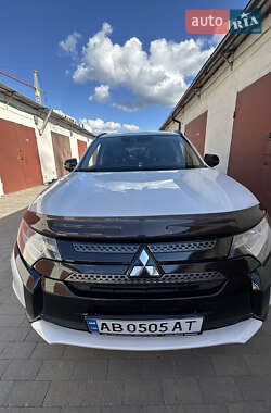 Внедорожник / Кроссовер Mitsubishi Outlander 2017 в 