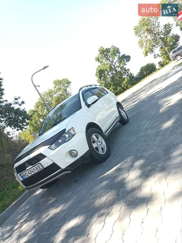 Внедорожник / Кроссовер Mitsubishi Outlander 2012 в 