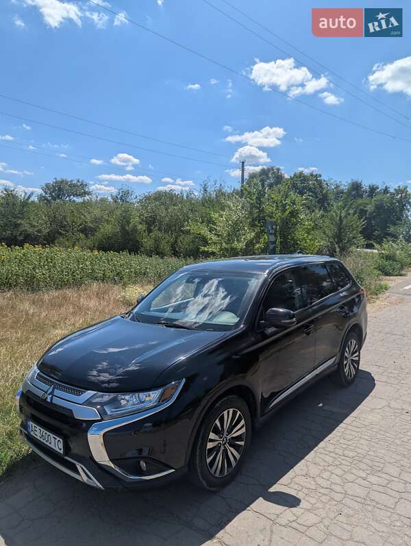 Внедорожник / Кроссовер Mitsubishi Outlander 2019 в Александрие