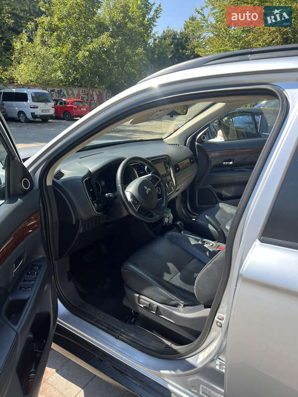 Позашляховик / Кросовер Mitsubishi Outlander 2015 в Львові