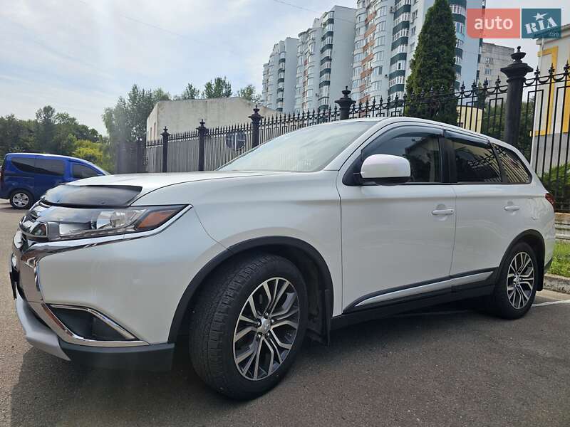 Внедорожник / Кроссовер Mitsubishi Outlander 2015 в Сумах