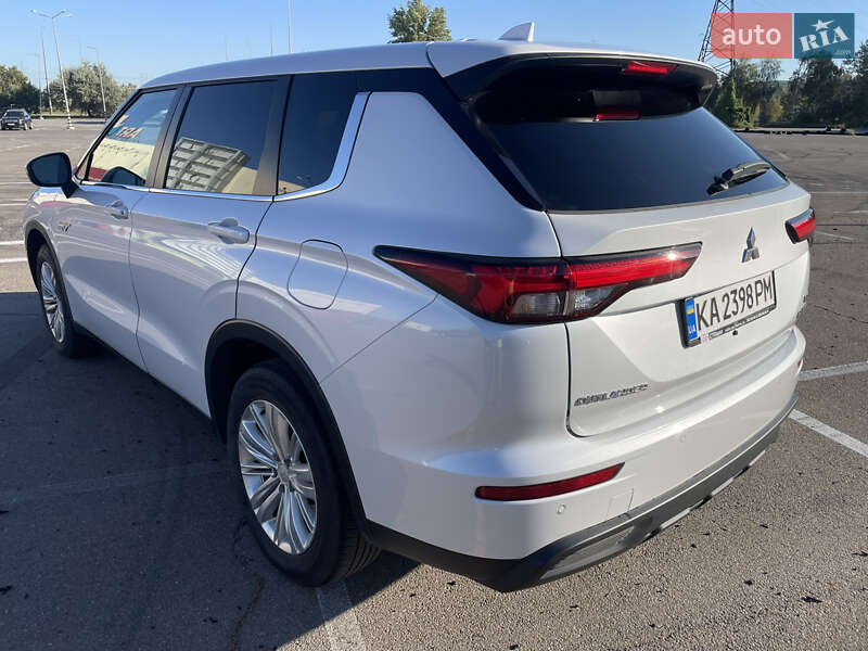 Внедорожник / Кроссовер Mitsubishi Outlander 2023 в Киеве
