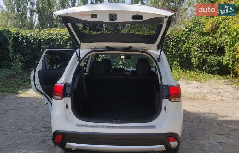 Внедорожник / Кроссовер Mitsubishi Outlander 2016 в Днепре