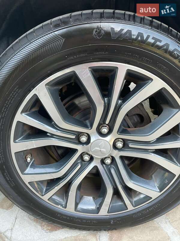 Внедорожник / Кроссовер Mitsubishi Outlander 2016 в Днепре