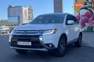 Внедорожник / Кроссовер Mitsubishi Outlander 2017 в 