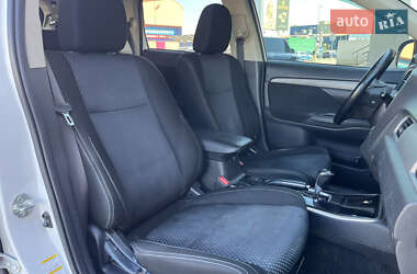 Внедорожник / Кроссовер Mitsubishi Outlander 2017 в 