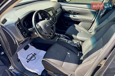 Внедорожник / Кроссовер Mitsubishi Outlander 2016 в 