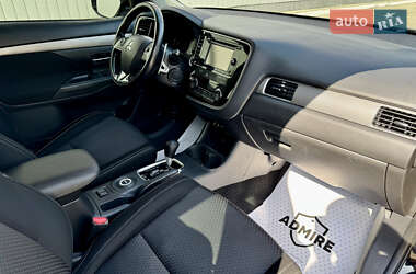 Внедорожник / Кроссовер Mitsubishi Outlander 2016 в 