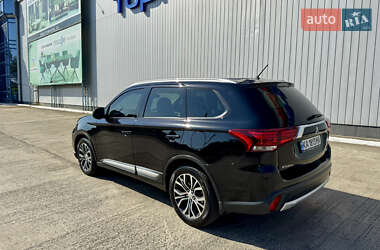 Внедорожник / Кроссовер Mitsubishi Outlander 2016 в 