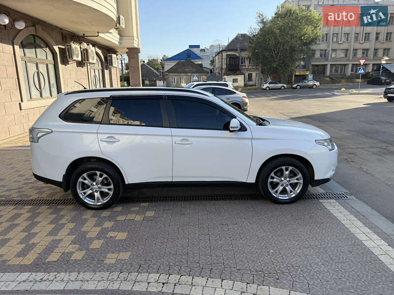 Внедорожник / Кроссовер Mitsubishi Outlander 2013 в Николаеве