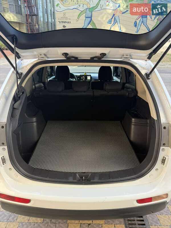 Внедорожник / Кроссовер Mitsubishi Outlander 2013 в Николаеве